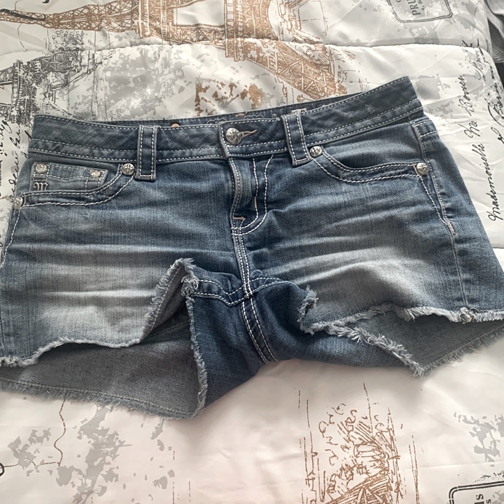 SIZE 28 MISS ME SHORTS 💕💕